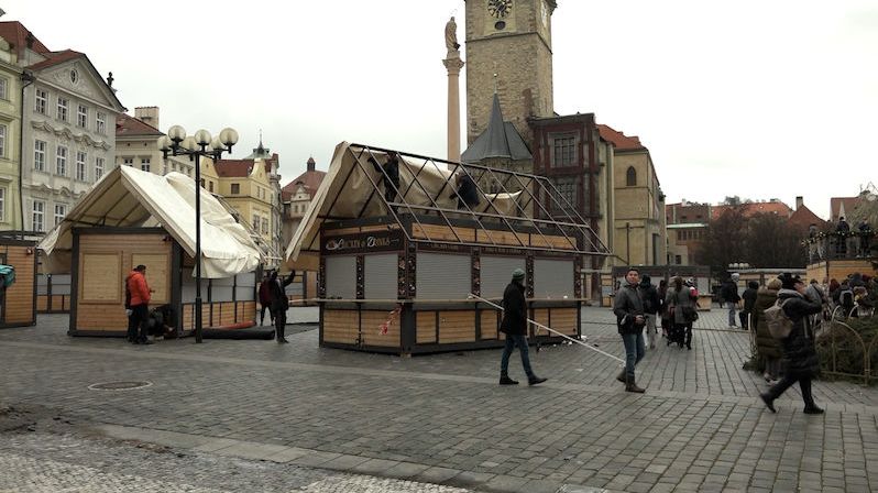 Smutný pohled: Na Staroměstském náměstí likvidují vánoční trhy